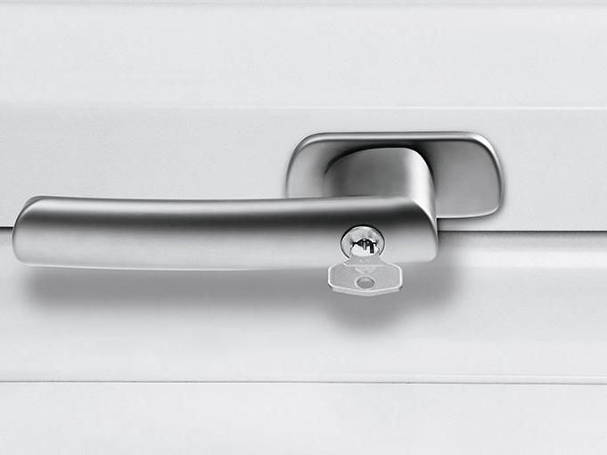 Klamka wyposażona w zamek z kluczykiem.