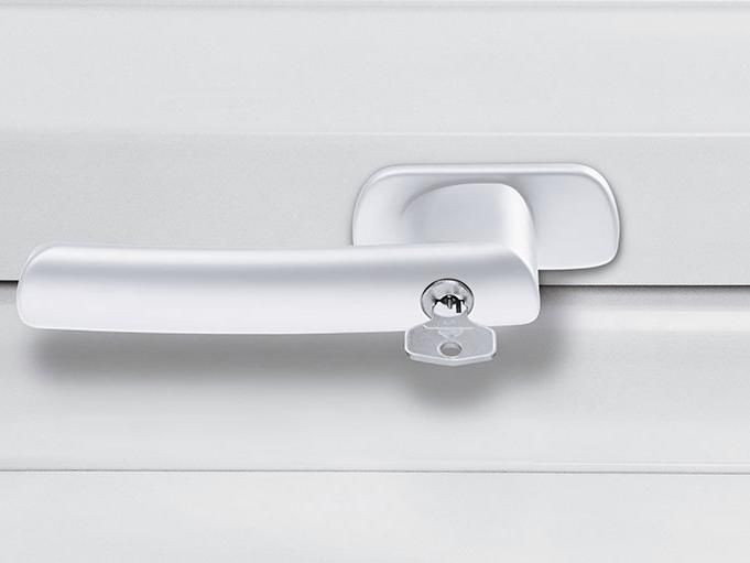 Klamka wyposażona w zamek z kluczykiem.