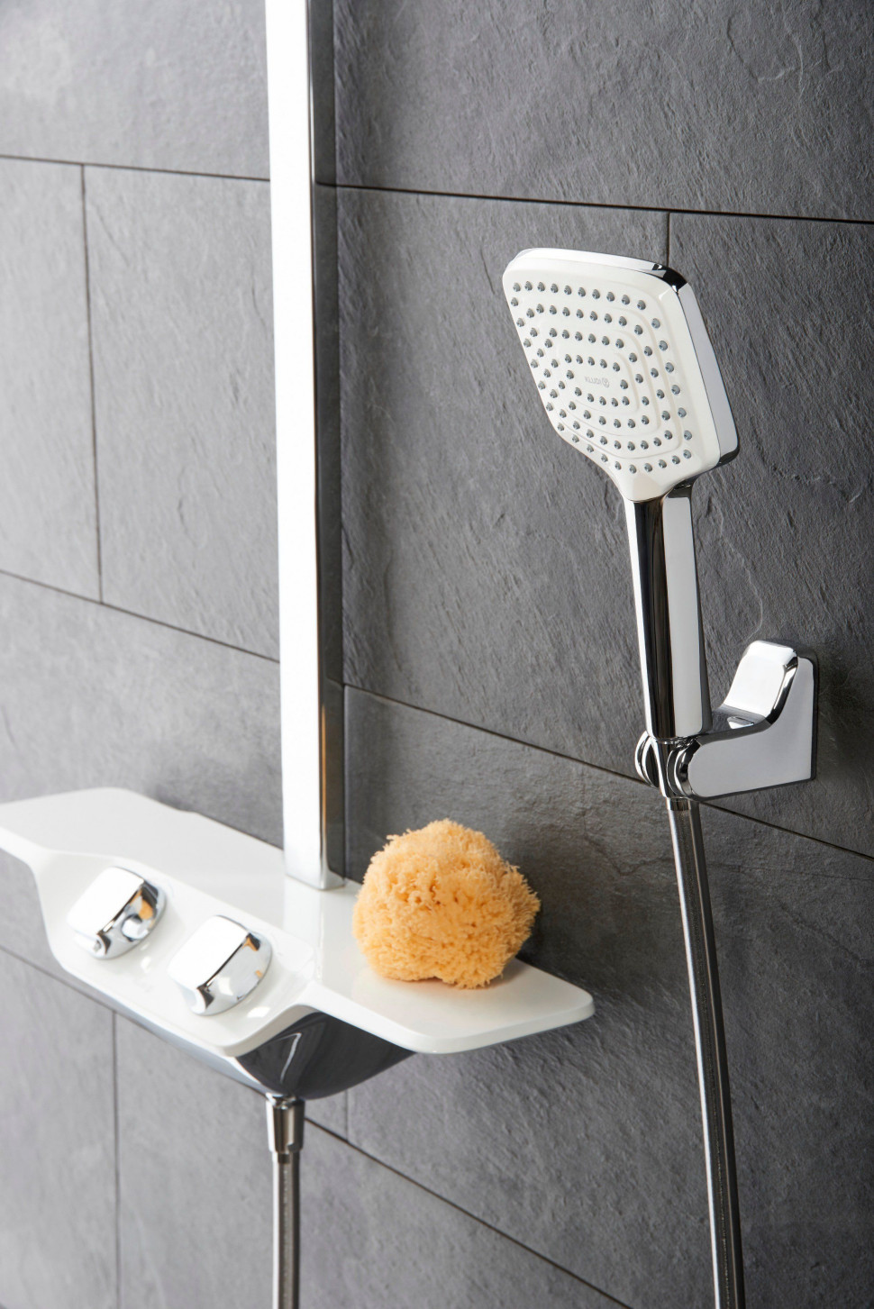 Czysta armatura w kabinie prysznicowej. fot. Kludi Armaturen