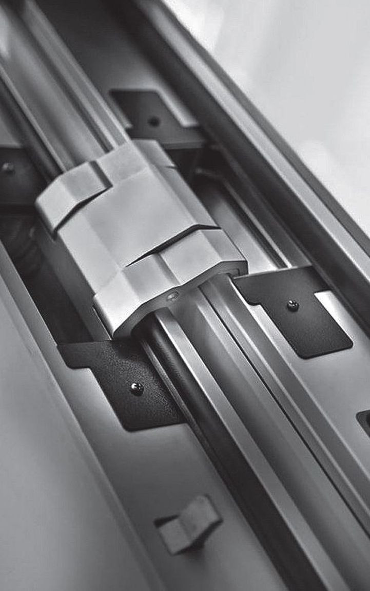 Ukryte zawiasy zabezpieczają drzwi przed podważeniem. Model na zdjęciu dodatkowo umożliwia otwieranie skrzydła w bardzo szerokim zakresie