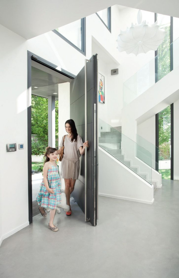 Manipulator zamontowany przy drzwiach wejściowych