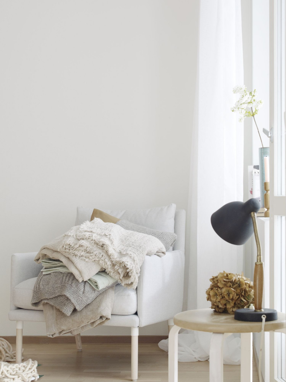 W niewielkim pomieszczeniu dobrze sprawdzi się wygodny fotel ustawiony w przytulnym kąciku blisko okna