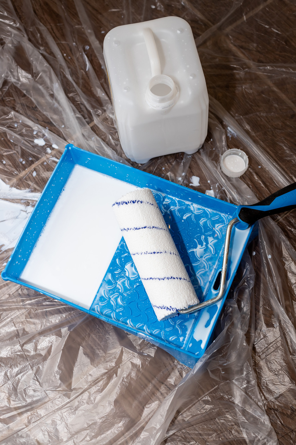 Przygotowanie produktów i narzędzi do gruntowania ścian. fot. KREISEL