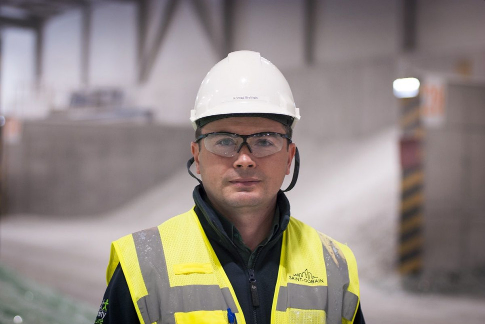 Konrad Bryliński – kierownik projektu recyklingu szkła.