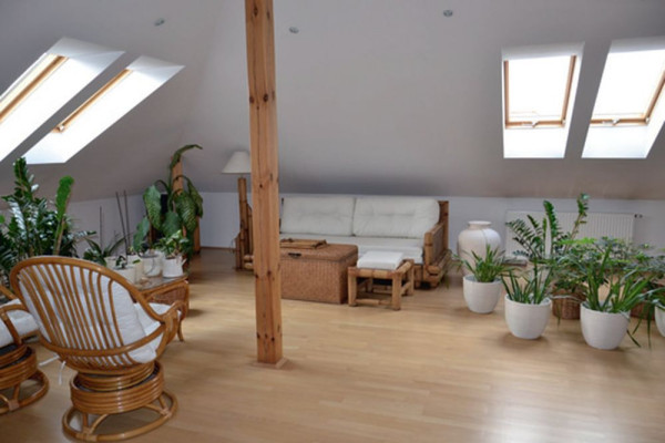 Parkiet z ekologicznym lakierem rozciąga się w strefach prywatnych domu, dlatego się nie zniszczył