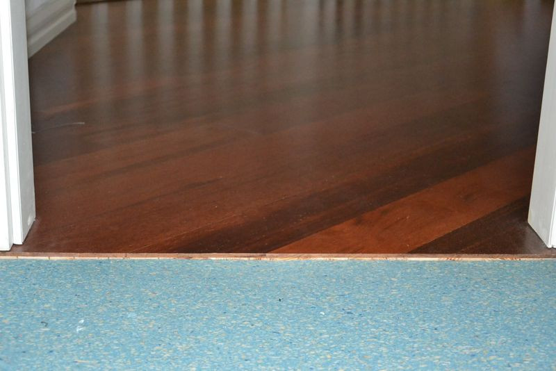 Piano-mata, czekająca na wierzchnie wykończenie, znajduje się odpowiednio niżej, niż gotowa posadzka