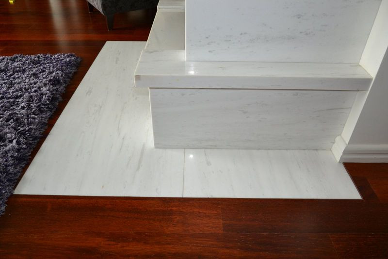 Połączenie na specjalny kit między deską a marmurem przy kominku