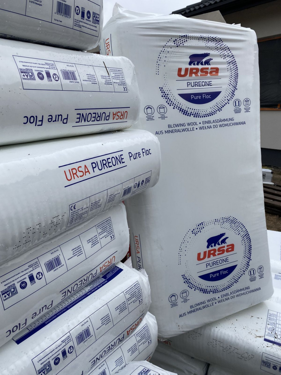 Naturalna wełna mineralna URSA Pure Floc przeznaczona do wdmuchiwania