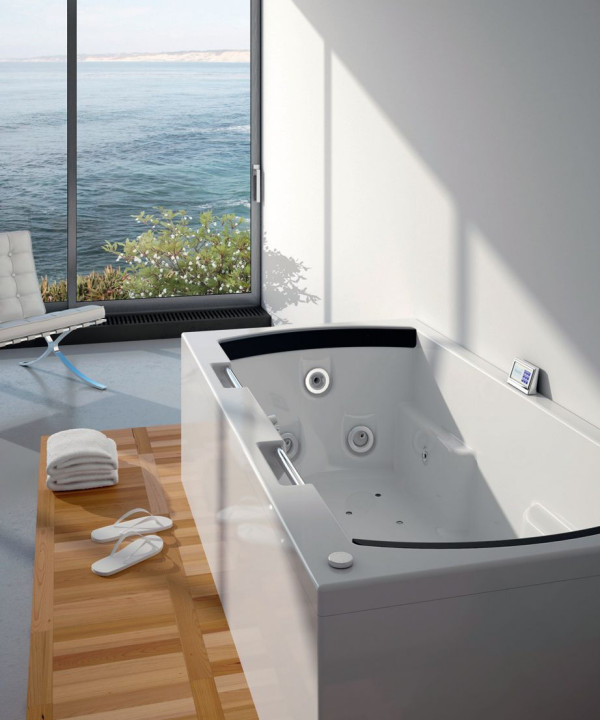 Wanna z hydromasażem nie może być zbyt mała. Aby dobrze spełniała swą funkcję, odległość dysz od ciała nie powinna być mniejsza niż 10 cm