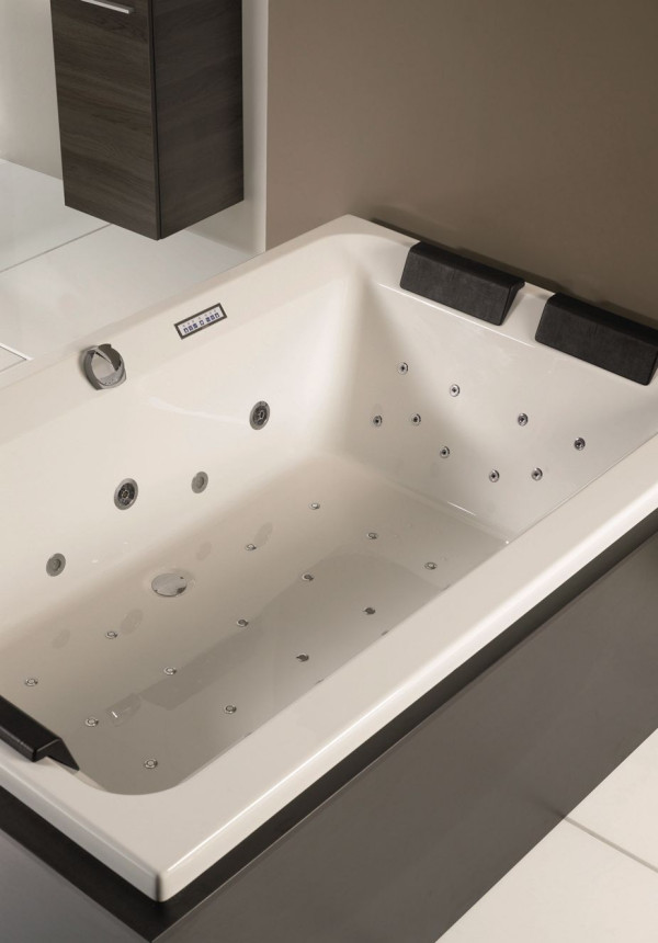 Dwuosobowa wanna z wygodnymi zagłówkami