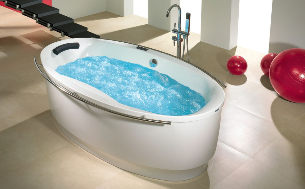 Producenci wanien oferują ogromny wybór kolorów, materiałów i osprzętu dodatkowego (np. zagłówki, relingi), podnoszącego komfort kąpieli