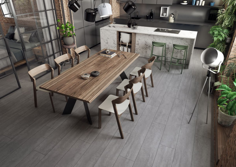 Panele podłogowe imitujące beton, o wysokiej odporności na zachlapania i wodę. fot. SWISS KRONO