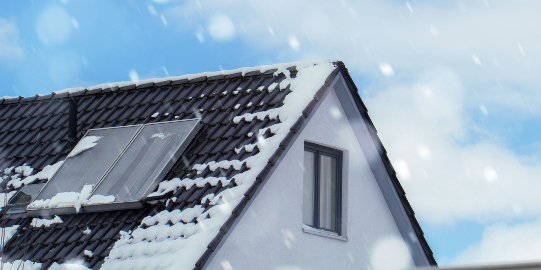 Dach pełni kluczową rolę w oszczędzaniu energii. Jak odpowiednia konstrukcja zmniejsza rachunki?