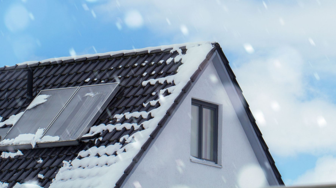 Dach pełni kluczową rolę w oszczędzaniu energii. Jak odpowiednia konstrukcja zmniejsza rachunki?