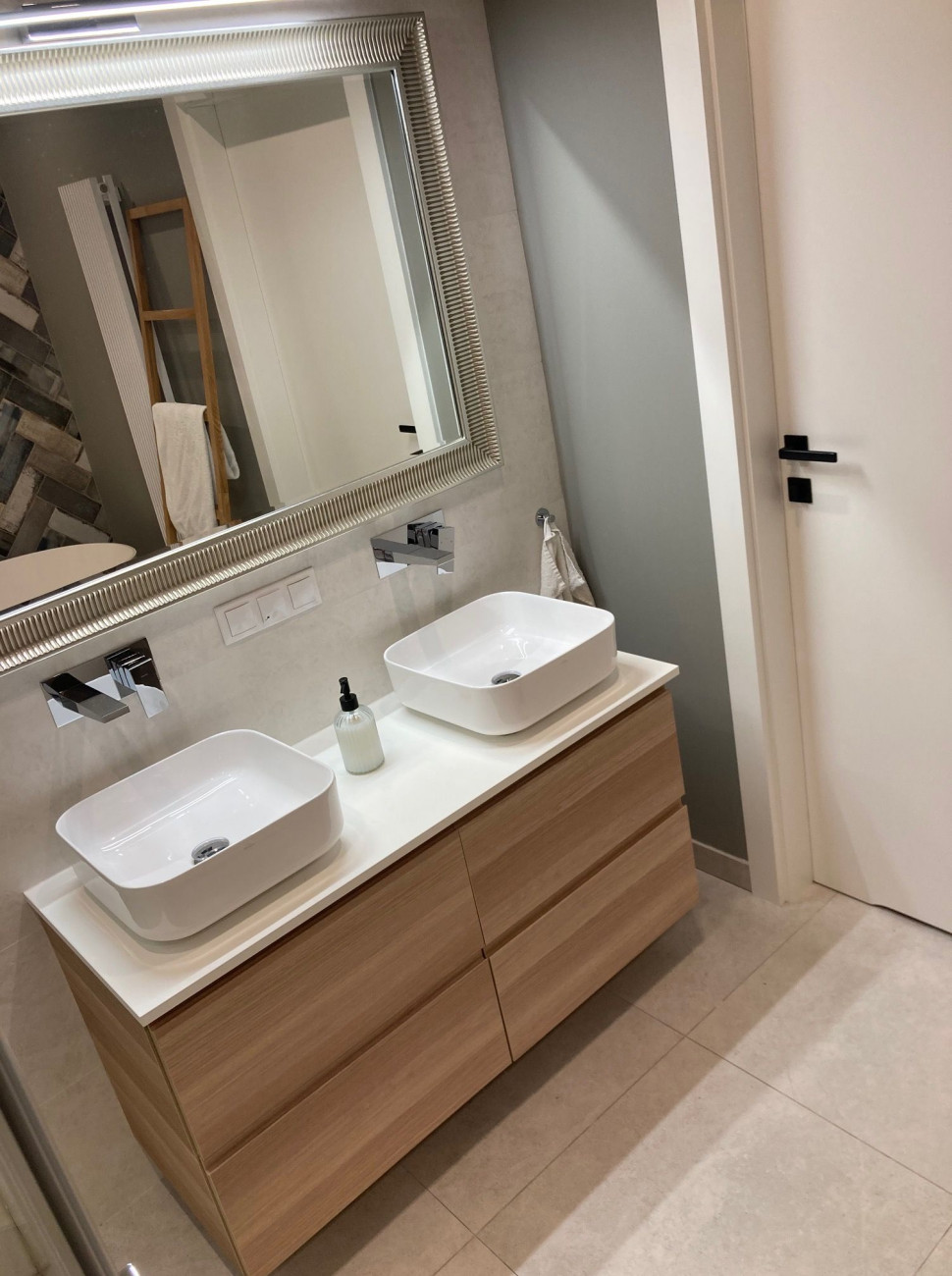 Przy umywalkach są podtynkowe baterie