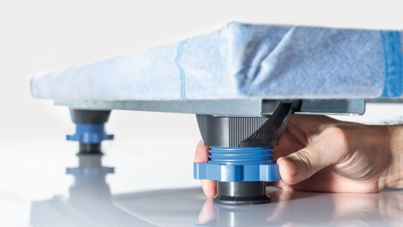 Zestaw nóg i trawersów instalowanych bez użycia narzędzi znacznie skraca czas montażu