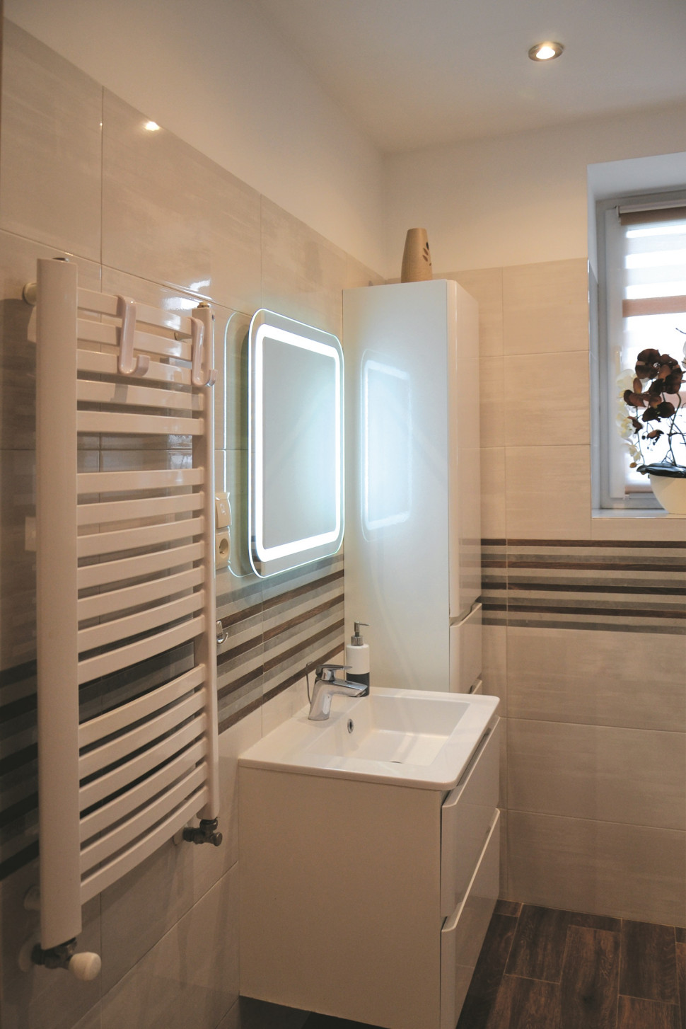 Podwieszana umywalka z szafką, stojąca bateria jednouchwytowa, grzejnik drabinkowy, nowe oświetlenie