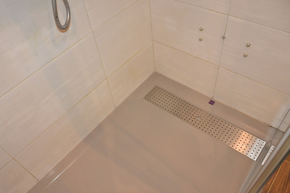 Na ścianie w kabinie z niskim brodzikiem przygotowano kołki do montażu krzesełka