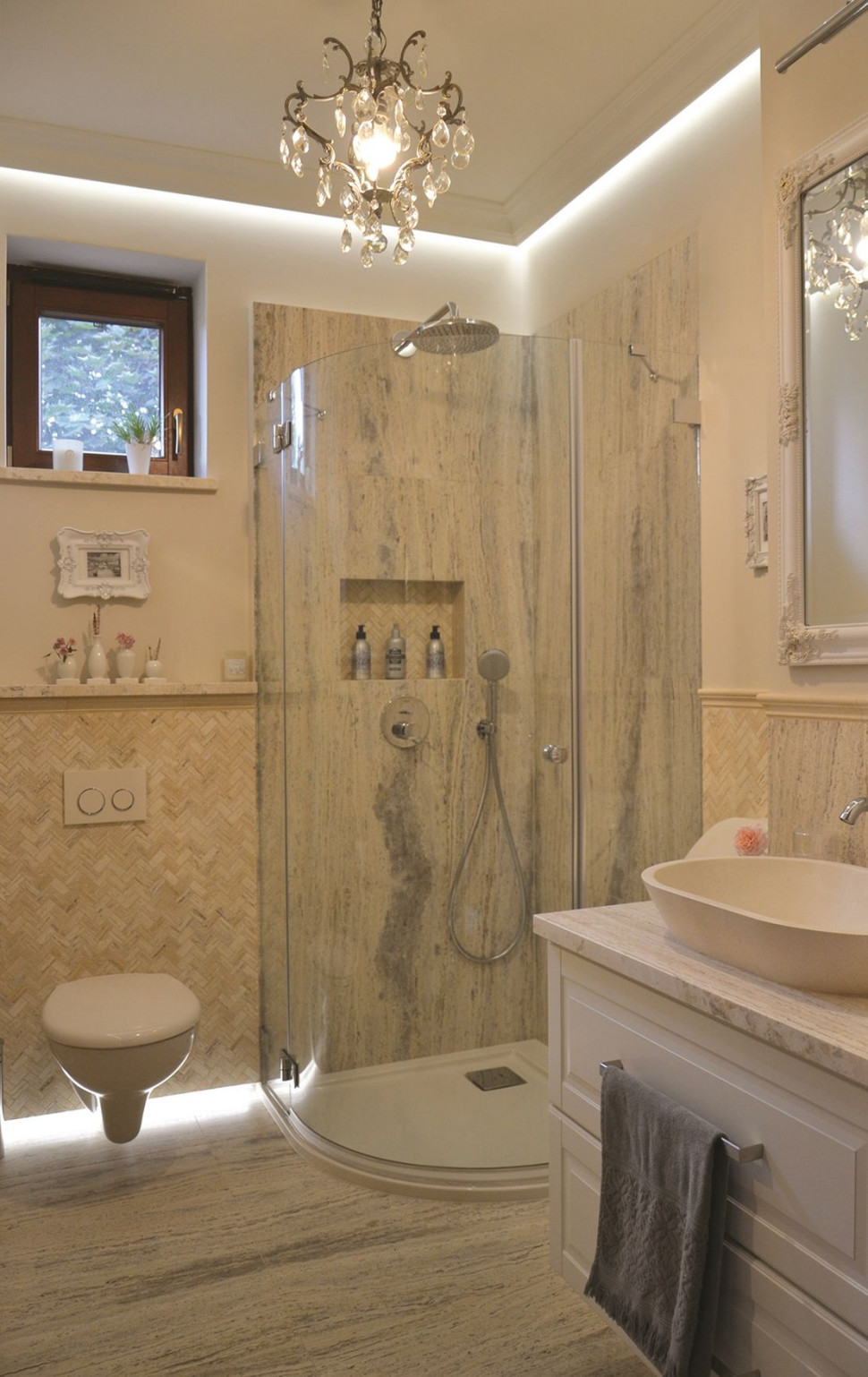 Nowa okładzina z trawertynu i armatura, ulepszone oświetlenie