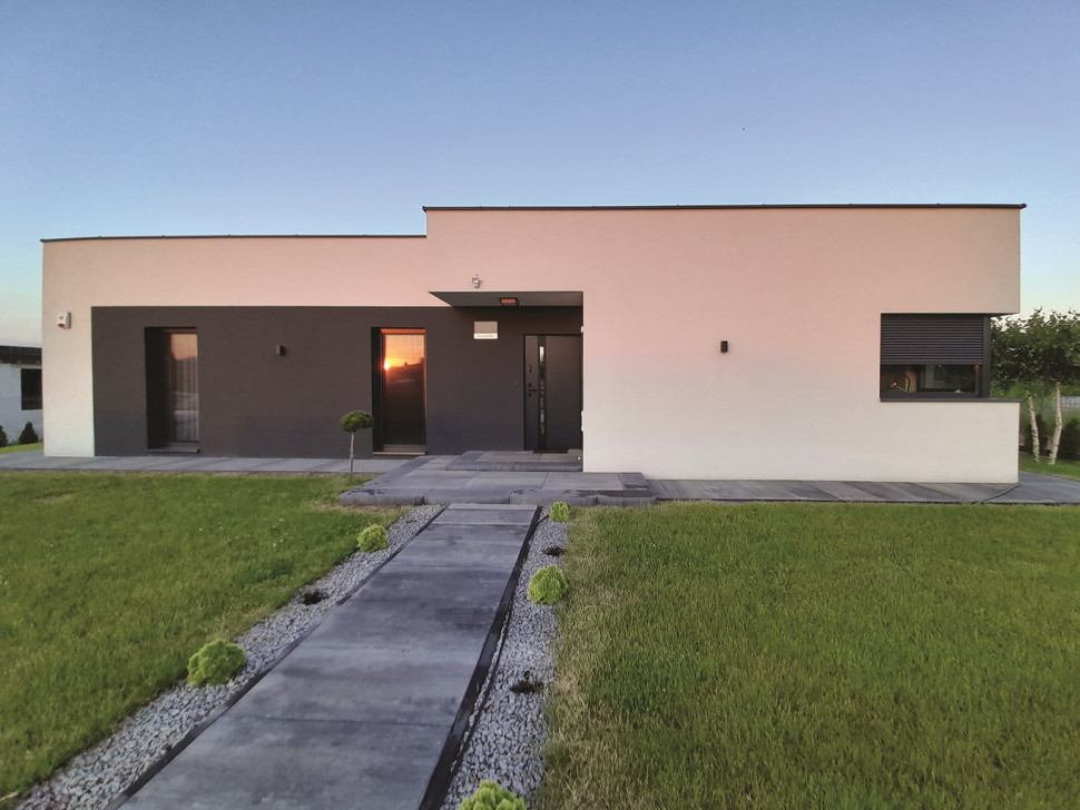 Ściany ocieplono białym styropianem i wykończono tynkiem silikatowym