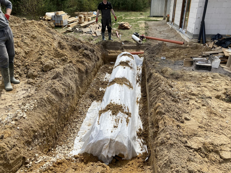 Na dnie wykopu ułożono warstwę przepuszczalną z piachu i kamieni