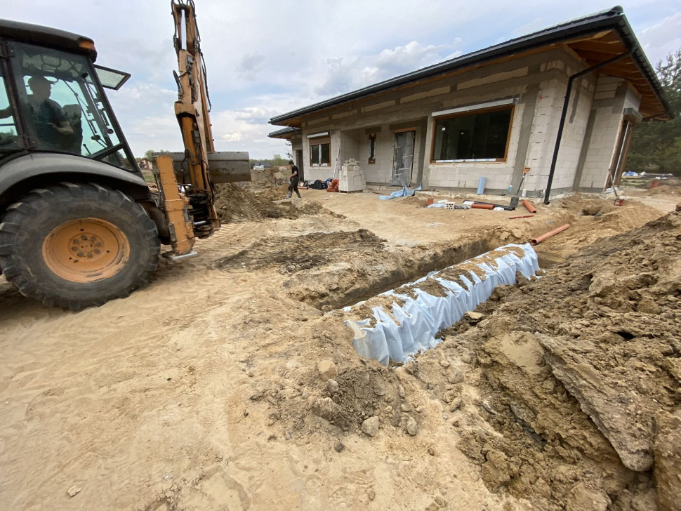 Tunele o wysokości 510 mm owinięto gęstą geowłókniną