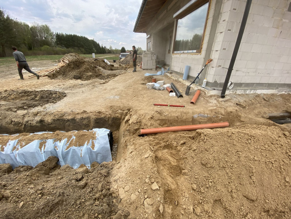 Zadbano o odpowiedni spadek między rurami spustowymi a tunelami