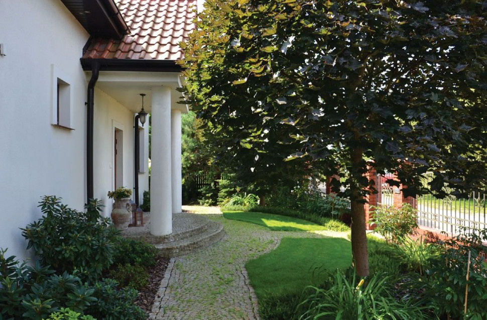 Ścieżka prowadząca do drzwi wejściowych