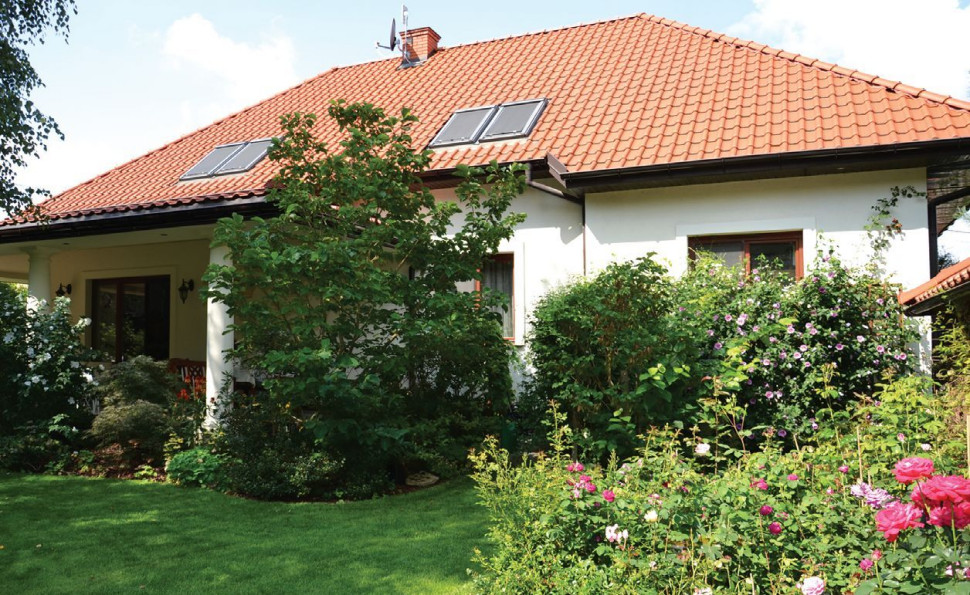 Tylna część domu z ogrodem