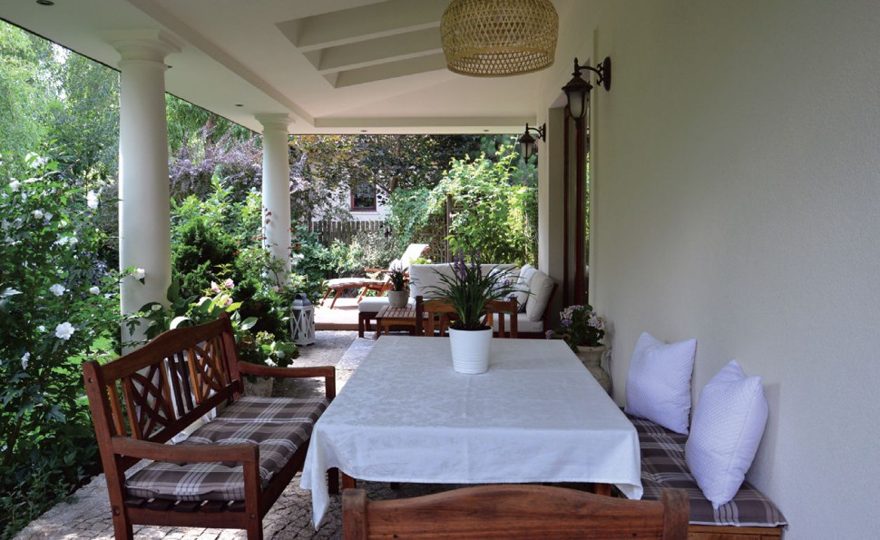 Zadaszony taras doświetlony trzema oknami dachowymi