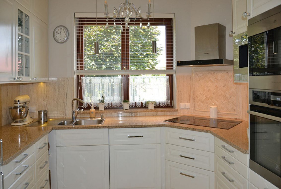 Kuchnia z dużym oknem