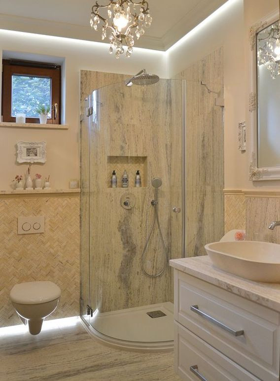 Łazienka z prysznicem i małym oknem