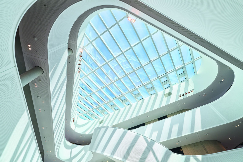 Świetlik w systemie nakładkowym AOC dostarcza maksimum światła do budynku