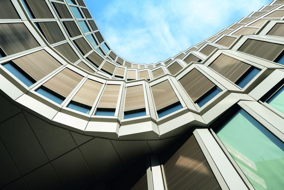 Dzięki nowoczesnym technologiom projektowania i produkcji fasada posiada charakterystyczny kształt