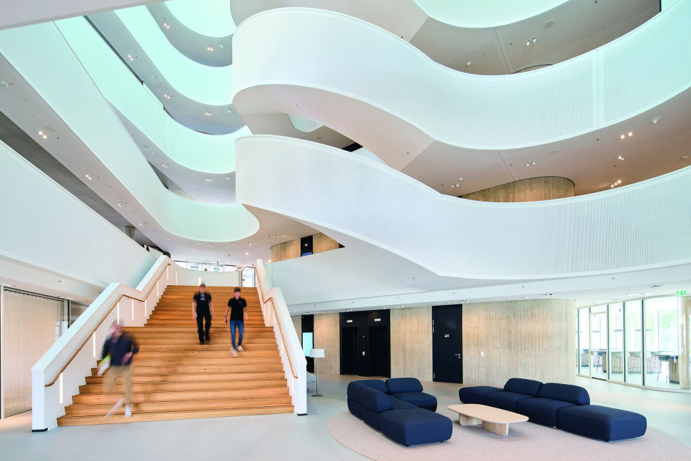 Centralnym punktem spotkań jest atrium zadaszone wielkoformatowym świetlikiem