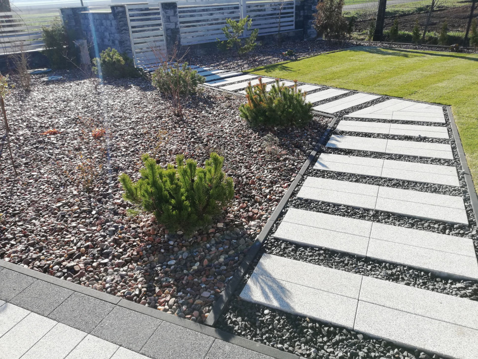 Chodnik od drzwi wejściowych do furtki z płyt Polbruk Urbanika