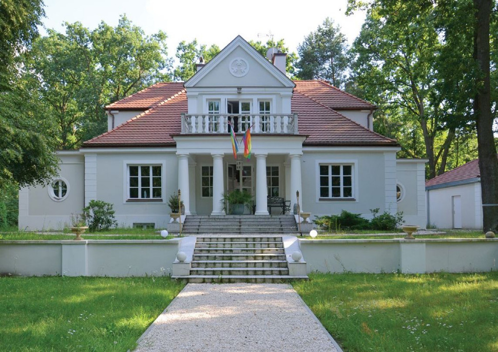 Nastrojową oprawę willi, wystylizowanej na dworek, tworzy liściasty starodrzew układu pałacowo-parkowego z centralną aleją, zaprojektowanego na posesji przez poprzednich właścicieli