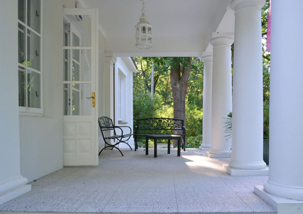 Na ganku, tylnym tarasie i dwóch balkonach ułożyli nowoczesną izolację przeciwwilgociową oraz płyty z granitu (zamiast płytek ceramicznych)