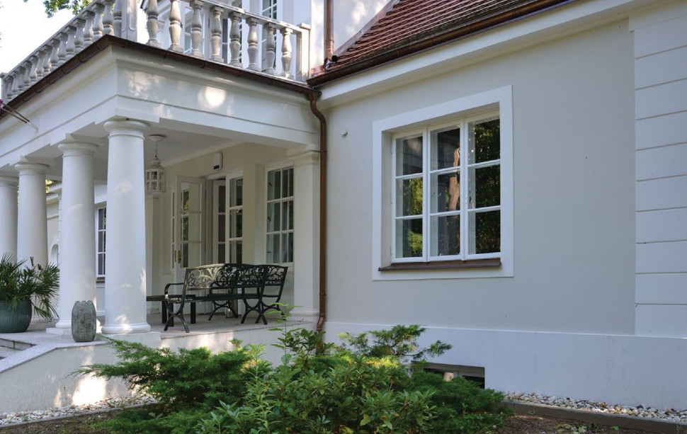 Okazały ganek z kolumnami jest zwrócony na północ