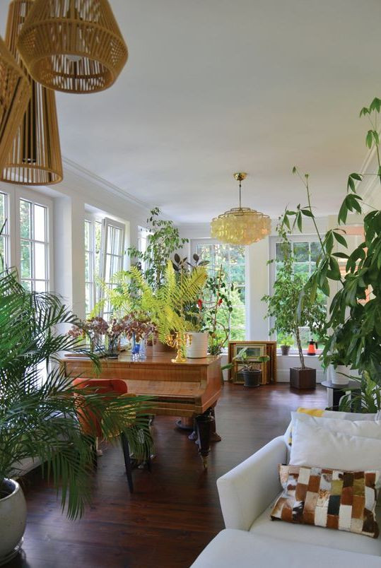 W podłużnej oranżerii jest kącik do wypoczynku oraz miejsce do muzykowania