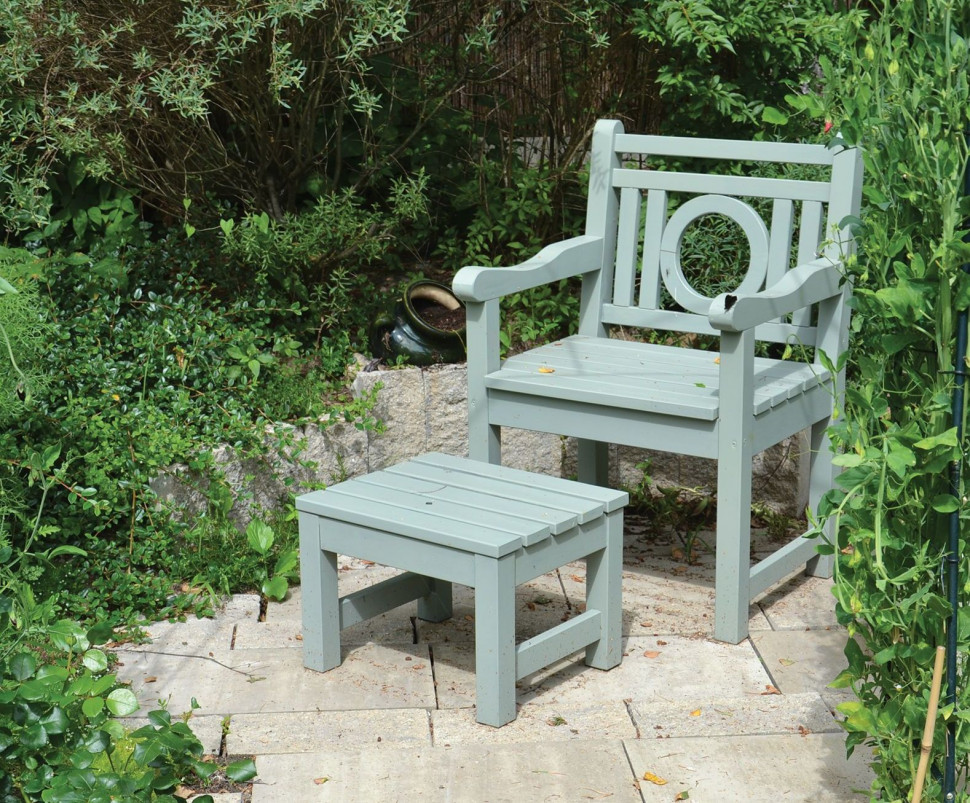 W nowym wybrukowanym zakątku Natalia ustawiła meble w stylu angielskim, które pomalowała farbą o nazwie Słodki Jałowiec