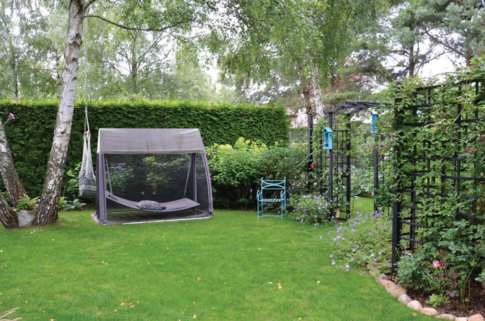 Przy kwaterze użytkowej z warzywnikiem, oddzielonej ażurowym drewnianym treliażem, właścicielka urządziła miejsce wypoczynku