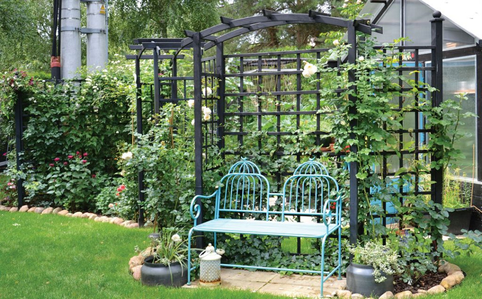 W treliażu wykonano przejścia i zakątek z ławeczką w turkusowym kolorze