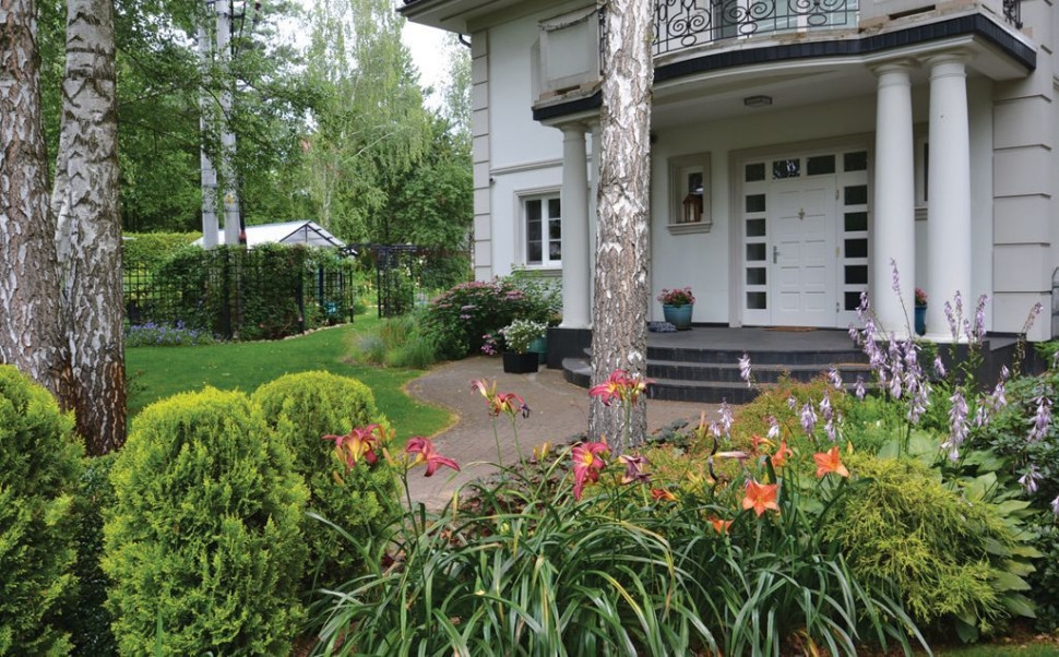 Przed frontem domu już na początku urządzono ogród reprezentacyjny