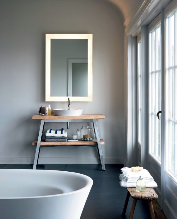 Lustro z oświetleniem z inspirowanej naturą kolekcji Cape Cod autorstwa Philippe Starcka