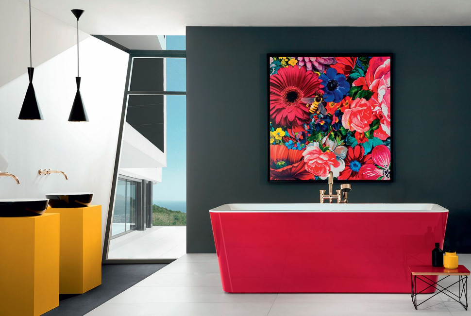 O charakterze tej łazienki decyduje wanna Squaro Edge z barwnego Quarylu oraz powieszony nad nią wyrazisty obraz