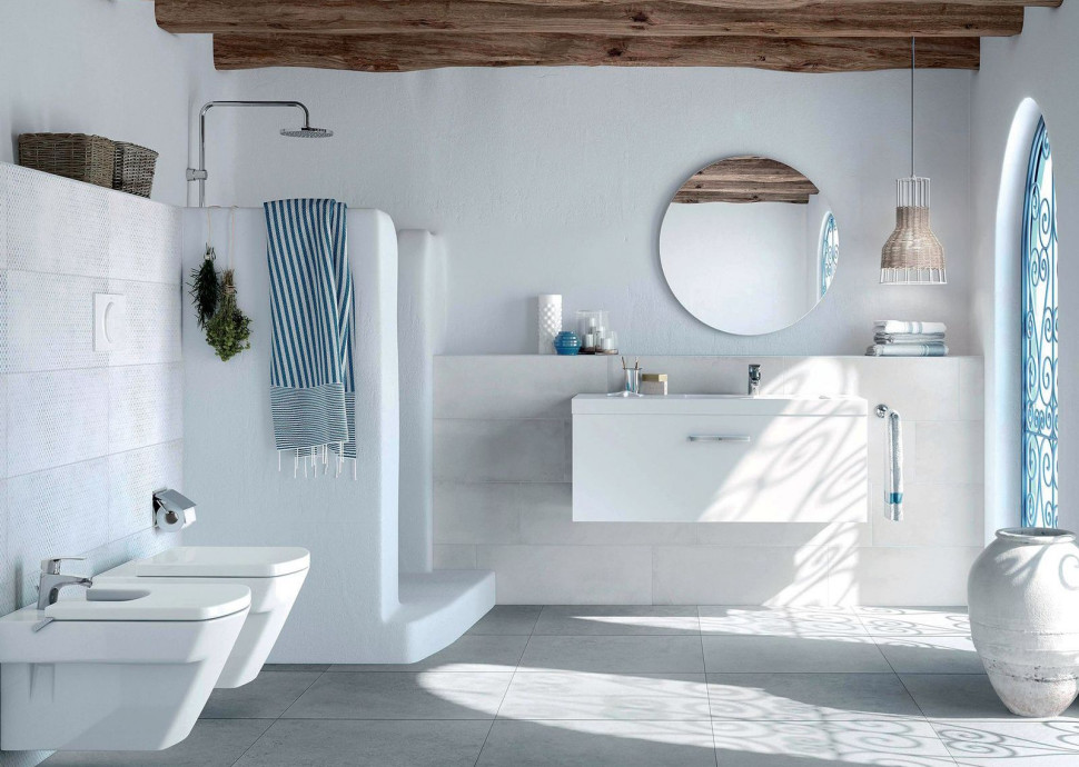 Nowoczesne formy sanitariatów z kolekcji Hall nie kłócą się z przesyconą tchnieniem bryzy Morza Egejskiego rustykalną aranżacją