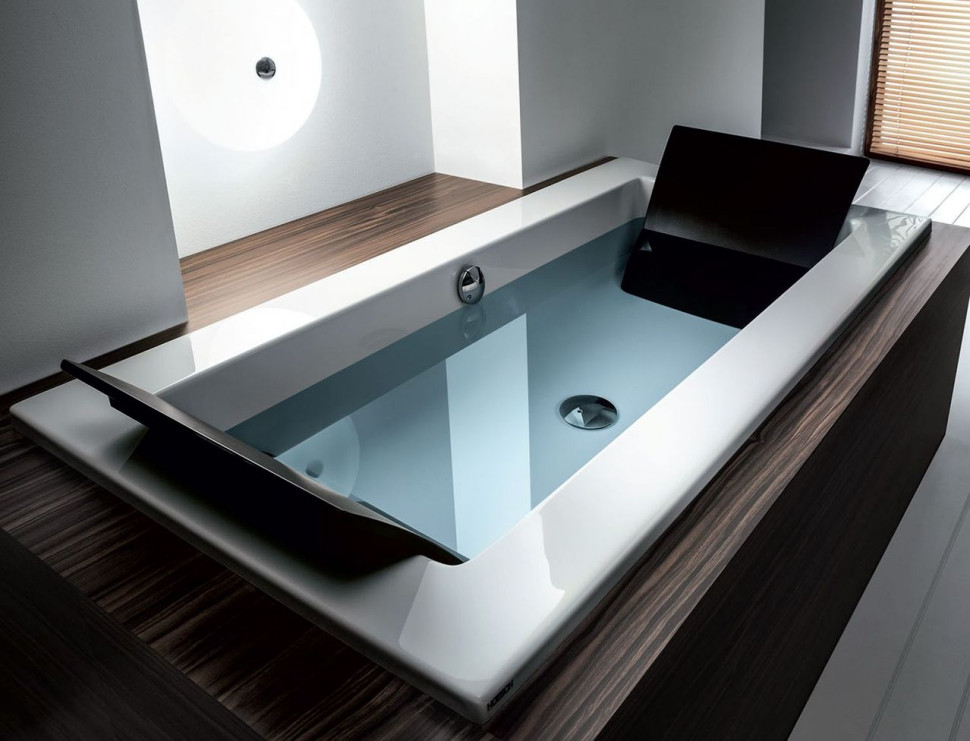 Komfortowa, pojemna wanna Zero z regulowanymi oparciami