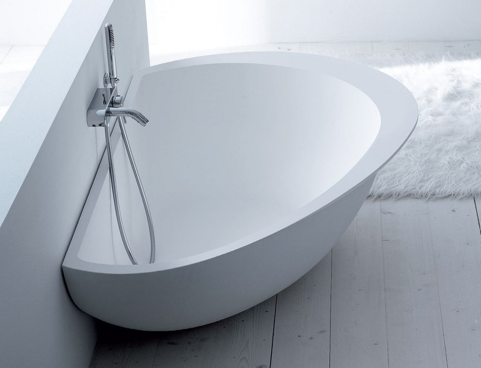 Asymetryczna, wykonana z kompozytu wanna Vanity Party marki Mastella Design, do montażu przyściennego