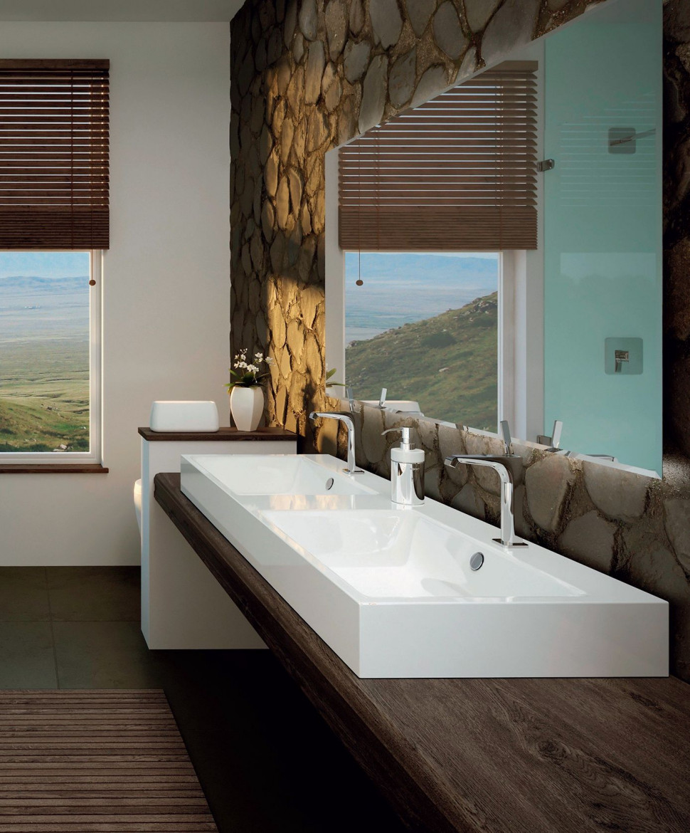 Głęboka struktura ręcznie formowanej okładziny ściennej z barwionej masy szpachlowej podkreśla biel i czystość kształtów ceramiki Puro